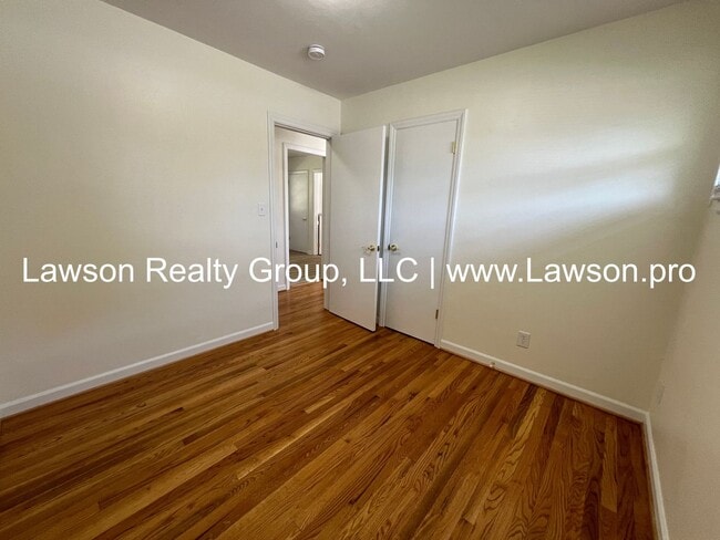 Building Photo - Pristine Brick Ranch with Covered Back Patio!