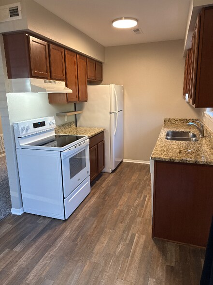 Building Photo - 616 S Mt Carmel St