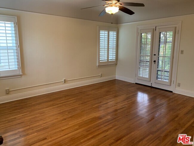 Building Photo - 1302 S Orange Dr
