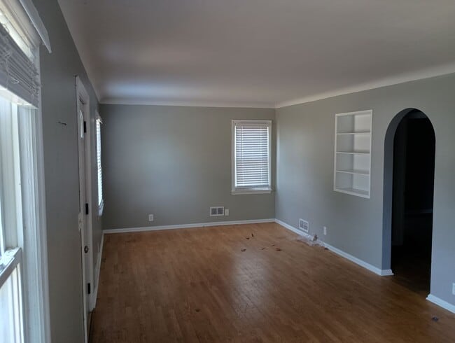Building Photo - 320 S Griffin St