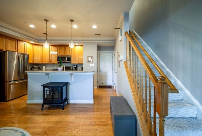 Building Photo - Bright and Modern Home with Prime Commuter...
