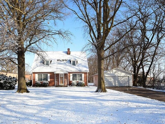 Building Photo - 705 E 9th St