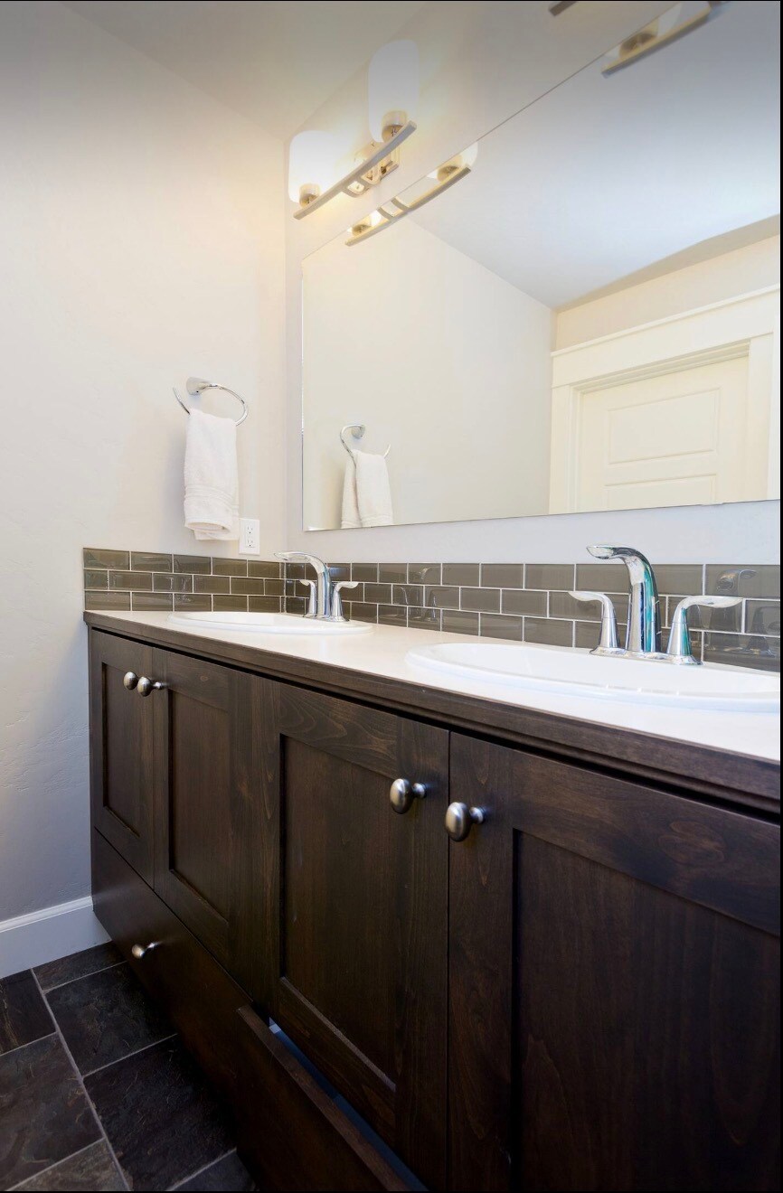 Second bath - 517 W Cagney St