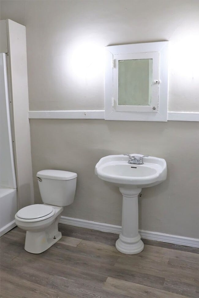 Building Photo - Carefree living with this 1-bedroom beauty...