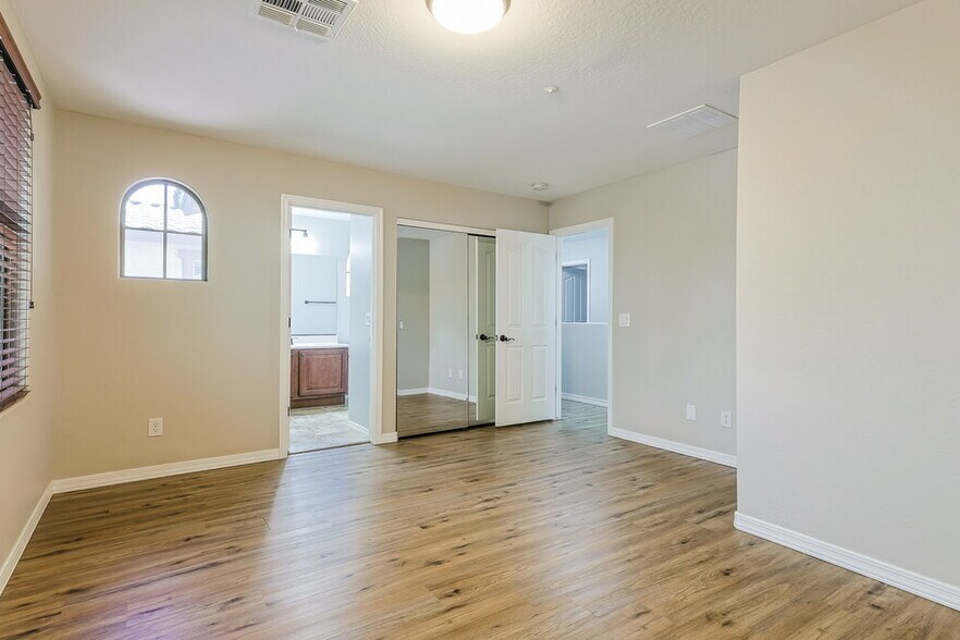 Building Photo - 3252 E Virgil Dr
