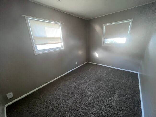 Building Photo - 2525 Meadow Dr