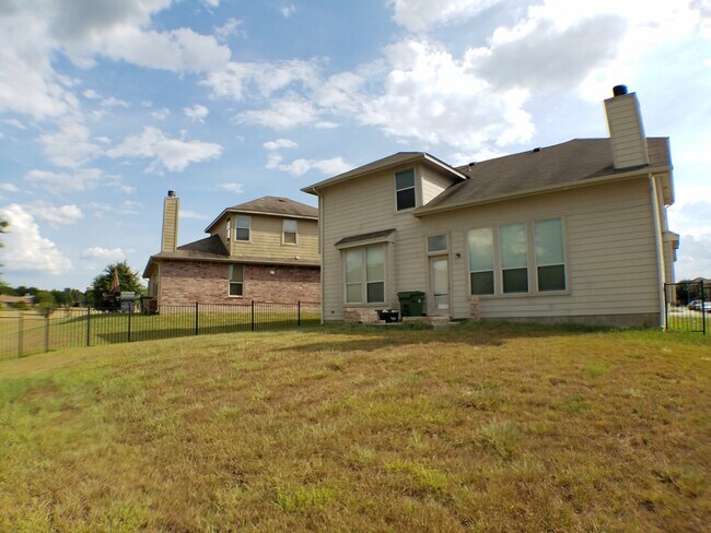 Building Photo - Large 4 bed house with master downstairs a...