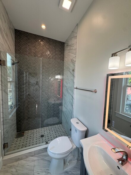 Building Photo - 688 King St