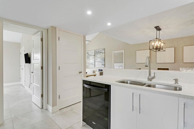 Building Photo - 360 Bella Vista Ct N
