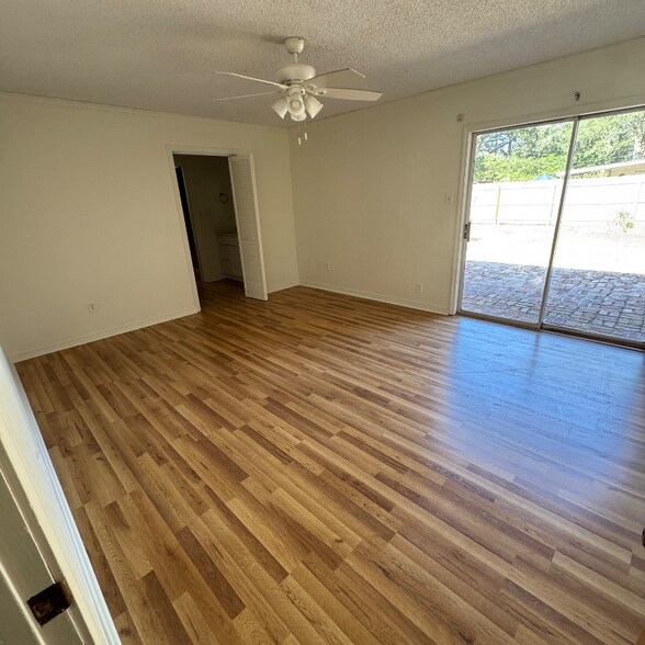 Building Photo - 114 Oak Dr