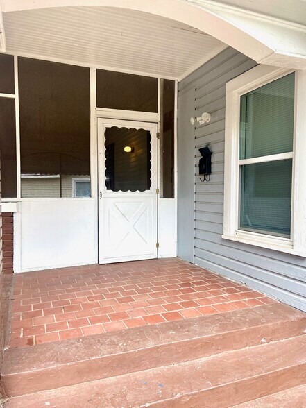 Building Photo - 516 10th Ct S