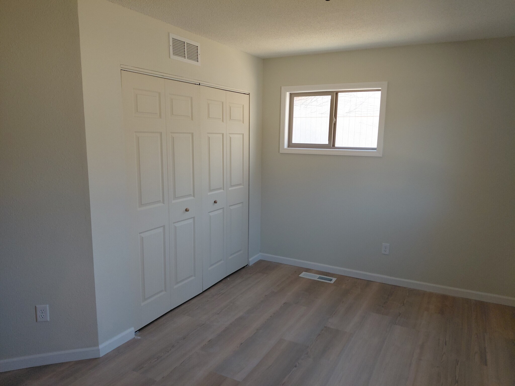 3 bedrooms with closets - 813 Eastmoor Dr