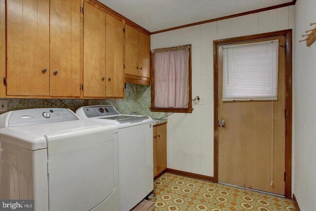 Building Photo - 230 W 2nd St