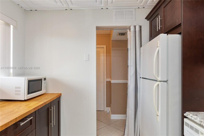 Building Photo - 301 NE 14th Ave