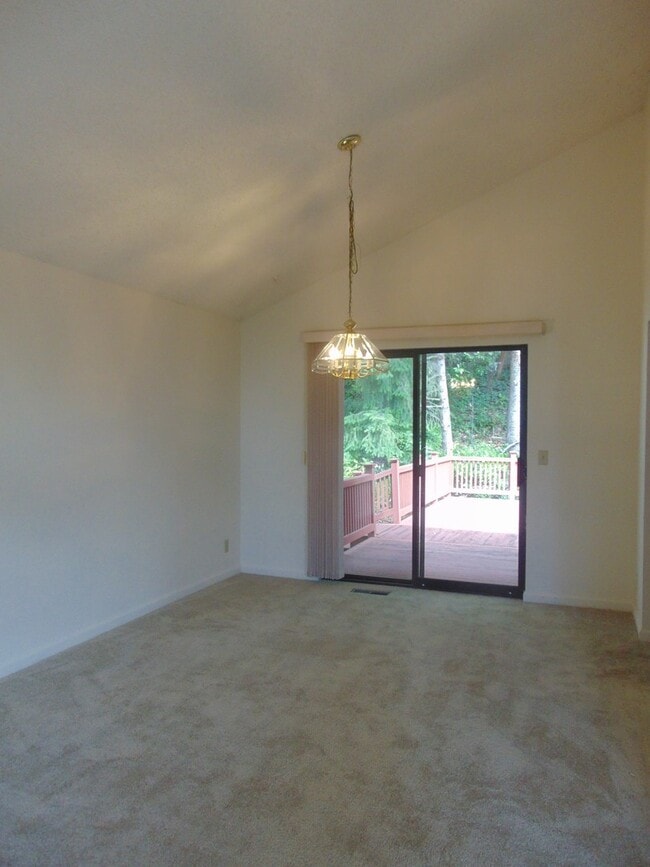 Building Photo - Great 4BR 2.5BA Split Entry Home in Quiet Forest Park Neighborhood