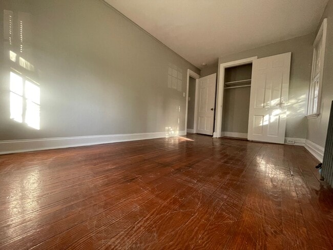 Building Photo - Newly Renovated 3 Bed, 1.5 Bath in Fairview!