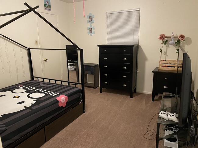 Building Photo - 656 Mill St