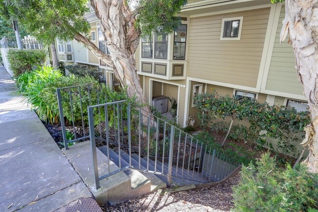 Building Photo - Sunny Potrero Hill 3BR / 1BA Townhome | Private Yard | YouTube Tour