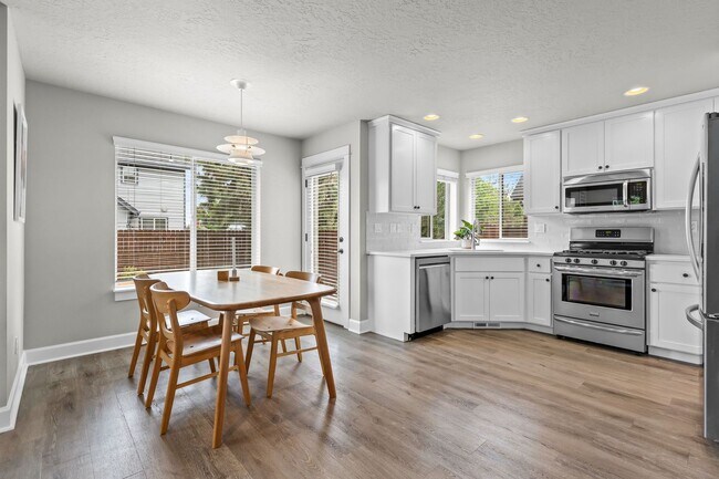 Building Photo - Beautiful SE Bend Home | Spacious Floorplan | Fenced Backyard | Near Parks & Trails