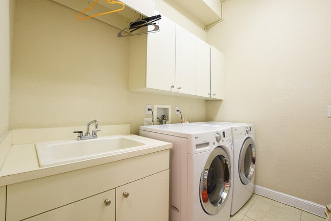 Building Photo - 3424 Collonade Dr