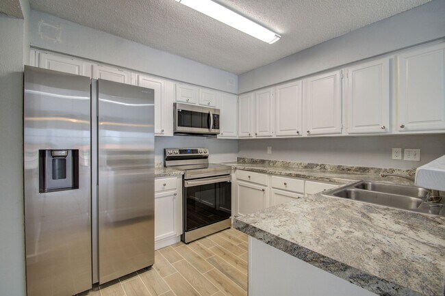 Building Photo - Remodeled 3 Bed / 2 Bath townhome at The B...