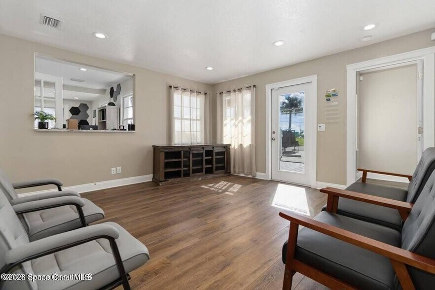 Building Photo - 1280 US-1