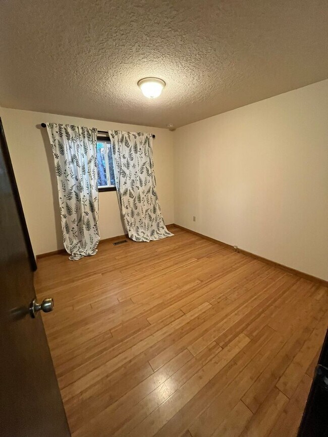 Building Photo - Beautiful One-Level Home with Sunroom, Vaulted Ceilings & Multiple Living Areas