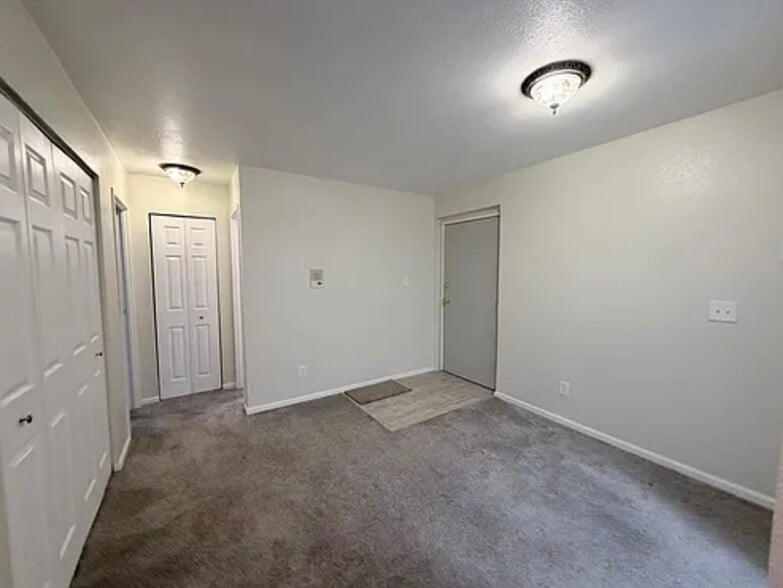 Building Photo - 1150 Golden Cir