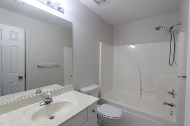 Building Photo - Wonderful and Large 3 Bedroom 2.5 Bath Townhome w/Garage