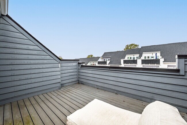 Building Photo - 642 W End Dr