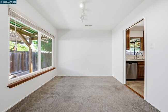 Building Photo - 1930 Sunshine Dr