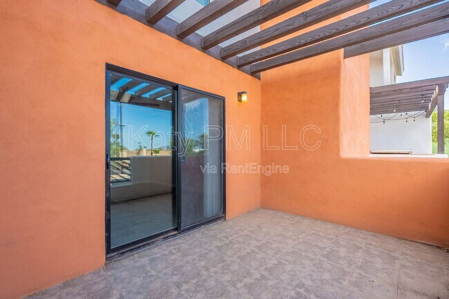 Building Photo - 1005 E 8th St