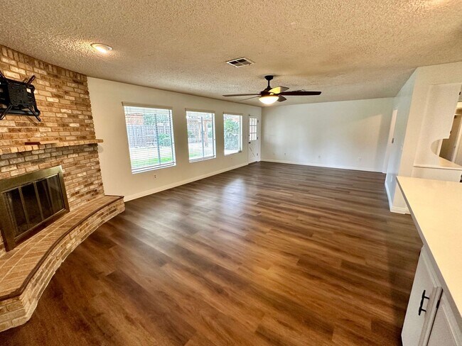 Building Photo - 9913 Spring Oak Dr