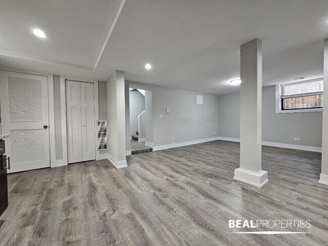 Building Photo - 2 bedroom in EVANSTON IL 60202