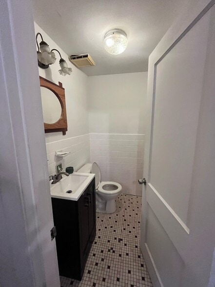 Building Photo - 731 Parker St