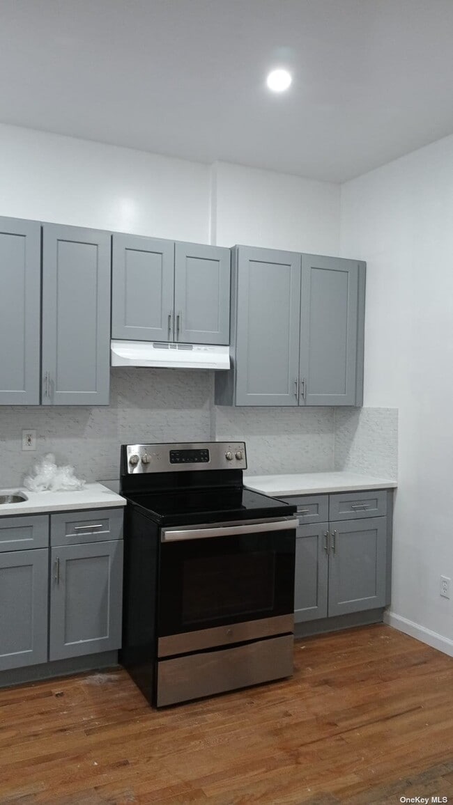 Building Photo - 304 Jericho Turnpike