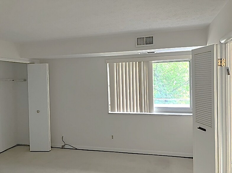 Building Photo - 2202 Acacia Park Dr