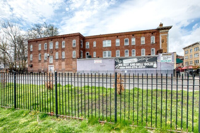 Building Photo - 2 bedroom 1 bath available ASAP