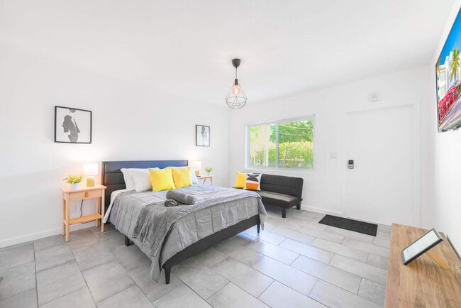 Primary Photo - 515 NE 82nd St