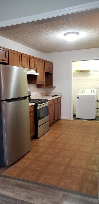 Building Photo - 618 W Horah St