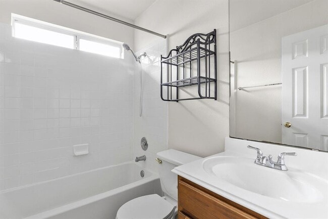 Building Photo - 106 Wisteria Dr