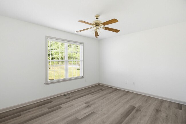 Building Photo - Beautifully Updated 3 bedroom, 2 bathroom Brick Ranch in Lexington