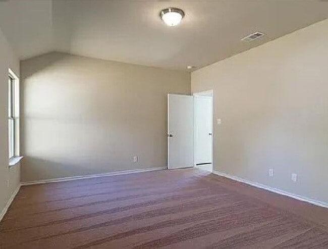 Building Photo - Spacious 3 bedroom, 2 bath available!
