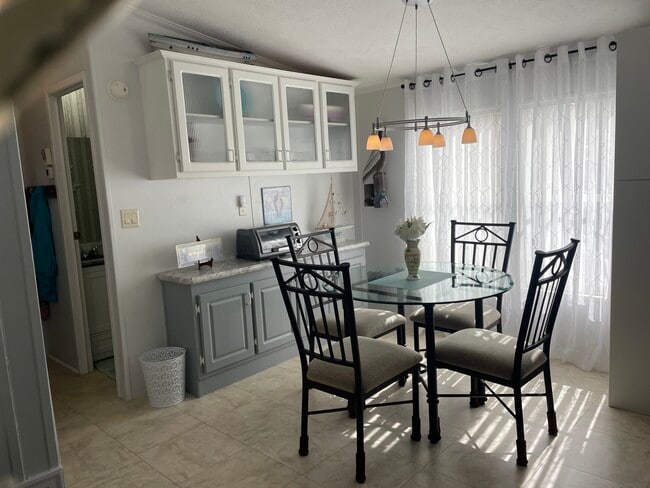 Building Photo - 16300 Pine Ridge Rd