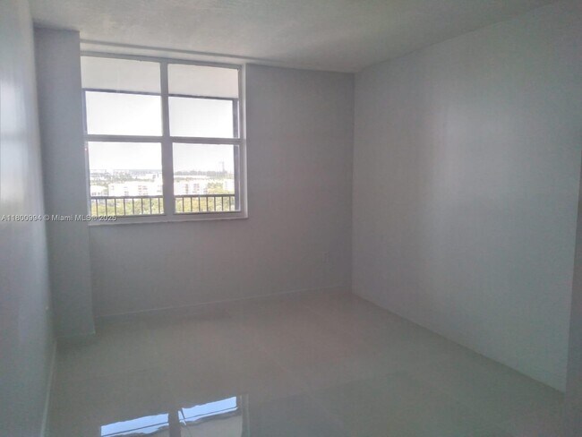 Building Photo - 20100 W Country Club Dr