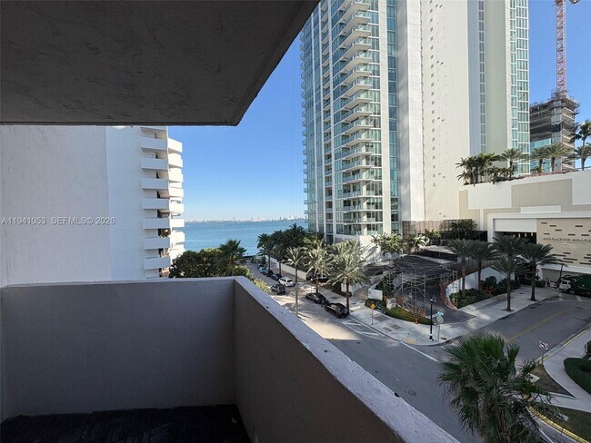 Building Photo - 505 NE 30th St