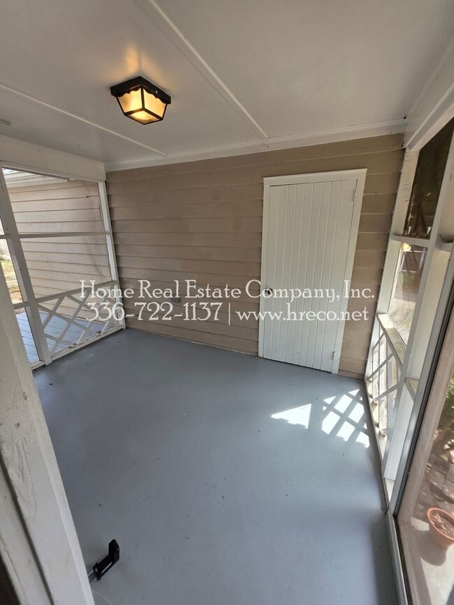 Building Photo - 525 Lester Ln