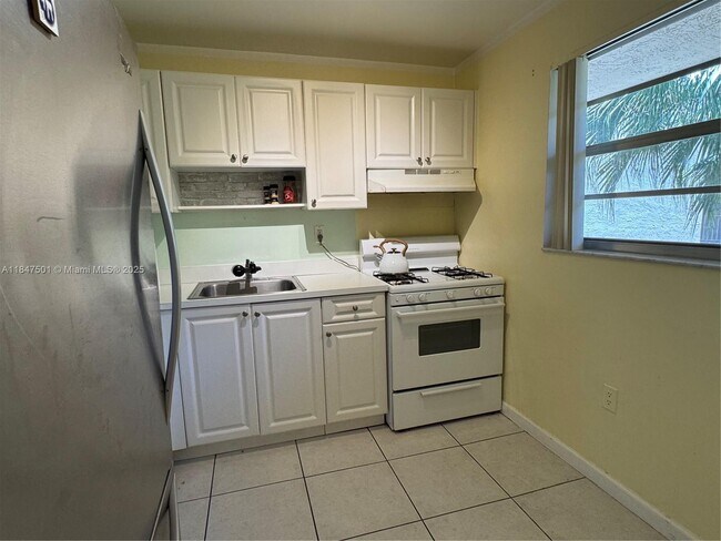 Building Photo - 13100 SW 92nd Ave