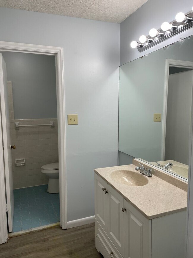 Building Photo - 242 Adler Dr