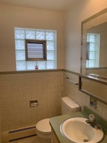 2nd bathroom - 5004 W Montrose Ave